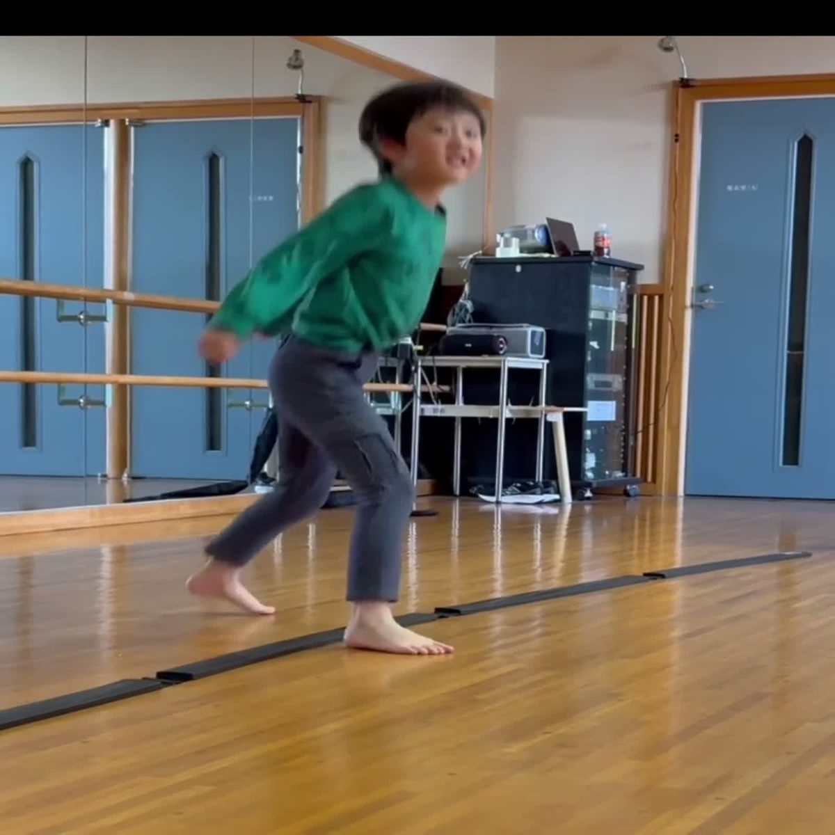 夢中でジャンプする子ども