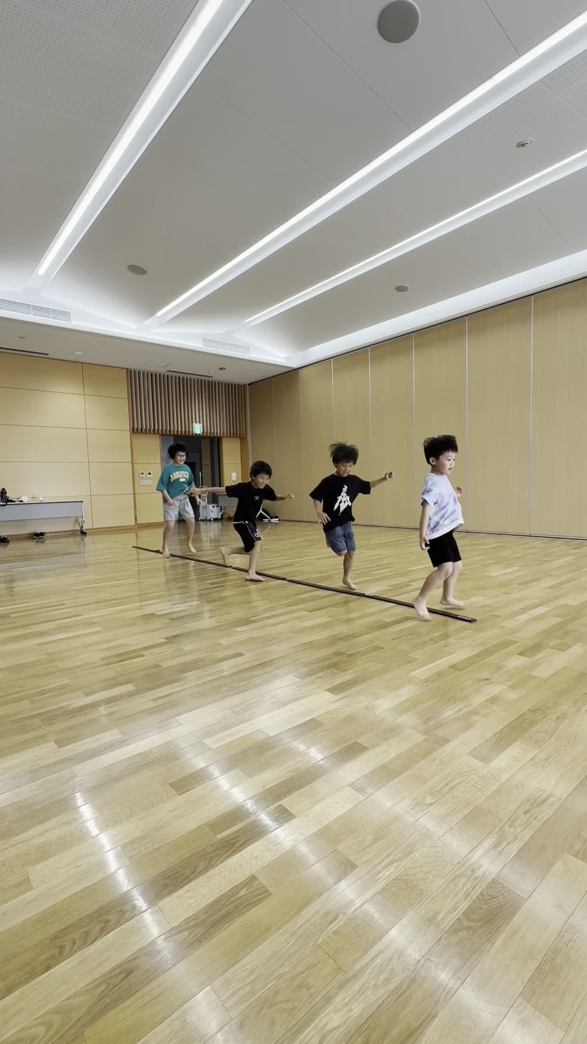ラインの上でポーズを決める子どもたち